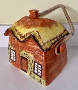 lot 25 image: Vintage Cottageware Tea Caddy