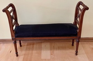 lot 33 image: Gorgeous Vintage Petite Bench
