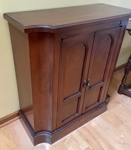 lot 35 image: Small Vintage Console Small Cabinet