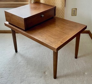 lot 43 image: Mid Century Modern Accent or Side Table