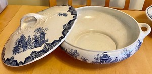 lot 51 image: Assorted Serving Pieces
