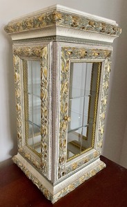 lot 49 image: Charming Table Top Display Case