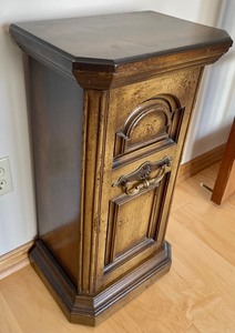 lot 81 image: Vintage Petite Cabinet