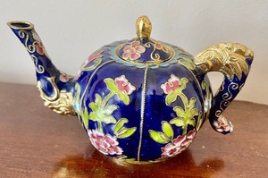 lot 91 image: Vintage Enamel Dcor