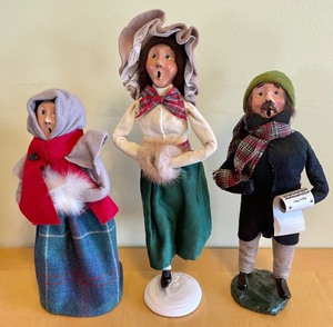 lot 85 image: Byers Choice LTD Carolers