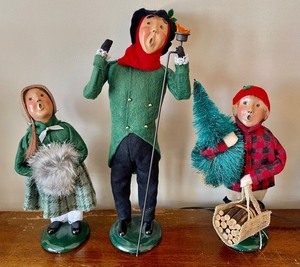 lot 153 image: Byers Choice LTD Carolers