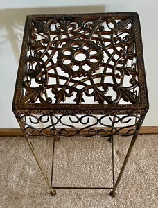 lot 166 image: Petite Metal Accent Table