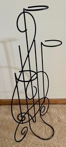 lot 173 image: Fun Musical Note Plant Stand