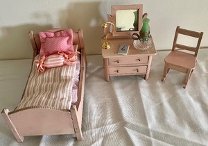 lot 197 image: Delightful Doll House Miniatures