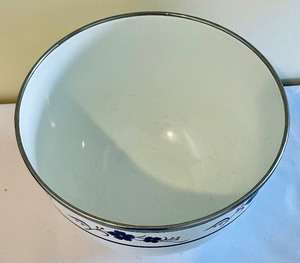lot 221 image: Kobe Kitchen Enamel Bowl