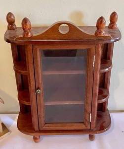 lot 226 image: Delightful Decor