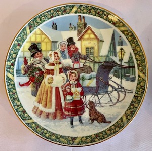 lot 261 image: Holiday Collectors Plates