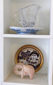 lot 131 image: Wall Display Shelf with Miniature Vintage Dishes