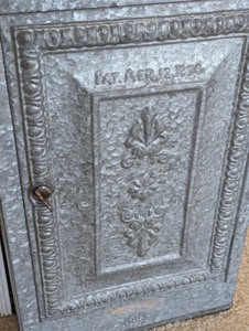 lot 130 image: Vintage Tin PieBread Safe and Painted Bookshelf