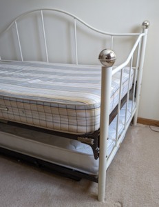 lot 141 image: Metal Daybed with Trundle