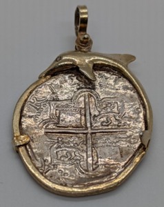 lot 289 image: 14K Gold Atocha Replica Coin Pendant