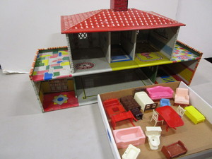 lot 5 image: Vintage Dollhouse & Furniture
