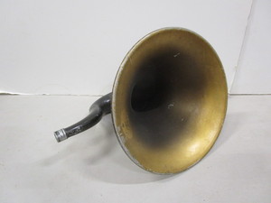 lot 6 image: Horn for Gramophone
