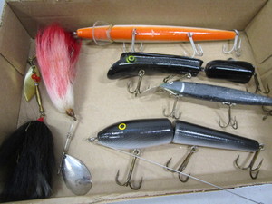 lot 8 image: Muskie Lures