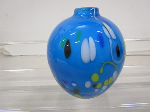 lot 61 image: Art Glass Vase