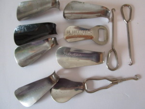 lot 195 image: Shoe Horns & Button Hooks