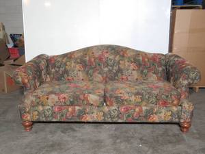 lot 16 image: Rustic Couch perfect for the Lodge or Cabin