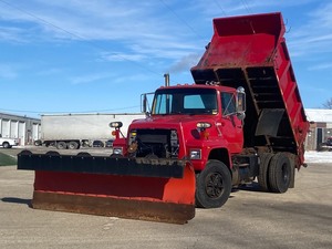 lot 1 image: 1989 Ford L8000 Dump Truck