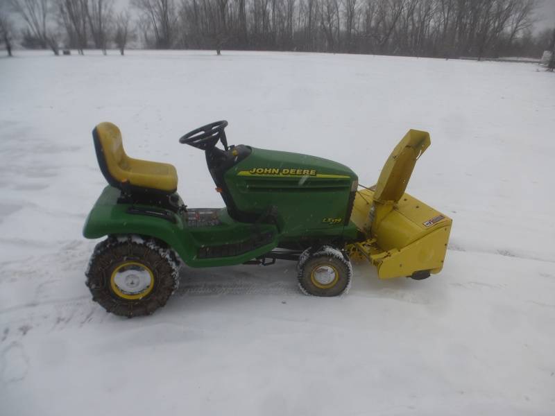John Deere LX279 Lawn Tractor