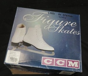 FIGURE SKATES
