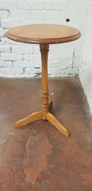 lot 50 image: Round Maple Pedestal Side Table