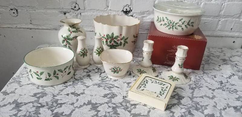 lot 17 image: Lenox Holiday China Accessory and Serving Pieces