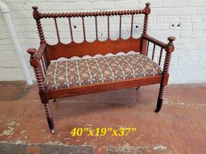 lot 9 image: Elegant Jenny Lind Upholstered Bench