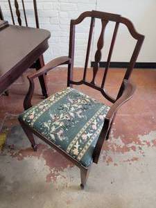 lot 1 image: Stunning Georgian Style Dinning Table and Chairs