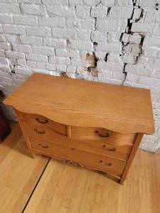 lot 22 image: Antique Oak 4 Drawer Bedroom Dresser