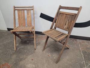lot 71 image: Vintage Farmhouse Folding Chairs
