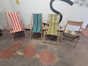 lot 70 image: Fun Vintage Beach Chair Set