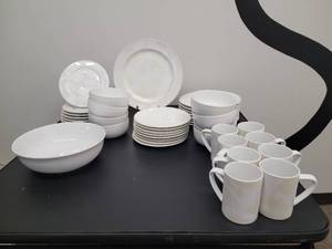 lot 35 image: Modern Chinaware Service Set by Echo Design