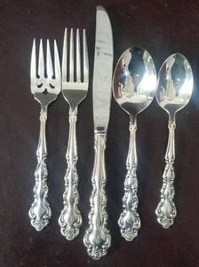 lot 15 image: Oneida Flatware Service for 12 with Hostess Pieces