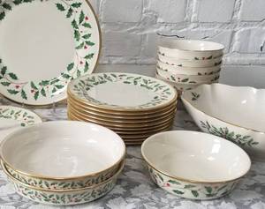 lot 16 image: Lenox Holiday China Service  30 pieces