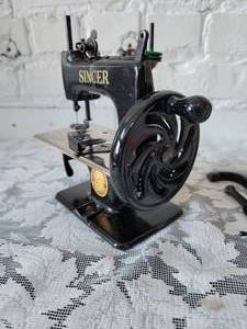 lot 47 image: Vintage Singer Sewing Machine Sewhandy Toy Model No. 20