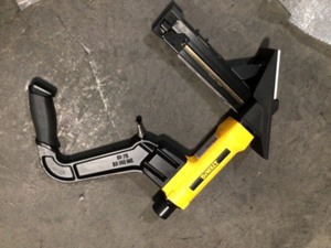 DEWALT 2-in-1 Pneumatic 15.5-Gauge and 16-Gauge Flooring Tool
