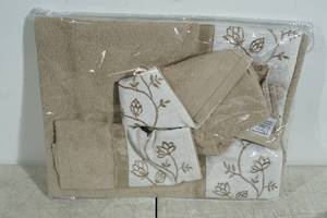 lot 146 image: Linen Set