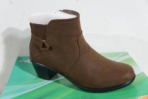 lot 187 image: NEW Easy Street Dawnta Brown Matte Boots - Womens 7