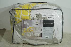 lot 47 image: Madison Park Comforter Set - Queen
