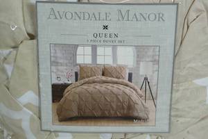 lot 191 image: Avondale Manor 3 Piece Duvet Set - Queen