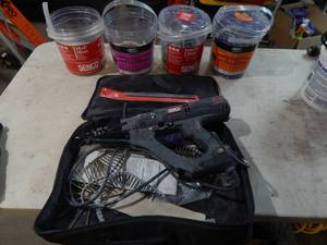 lot 15 image: Senco OS332-AC Screwdriver With Assortment Of Screws