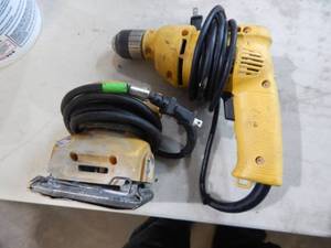 lot 17 image: Dewalt Electric Palm Sander & Dewalt Electric Screw Gun