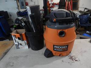 lot 32 image: Ridgid Shop Vac Missing A Wheel & Hose, Has Assorted Attachments