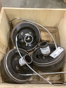 3x Trailer Hubs With Brakes