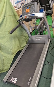 lot 19 image: Life Fitness T5o with Flex Deck Sho...